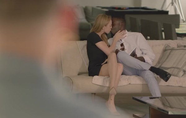 Позволил своей девушке изменить, а сам тайно подглядывал как ее трахает чужой мужчина