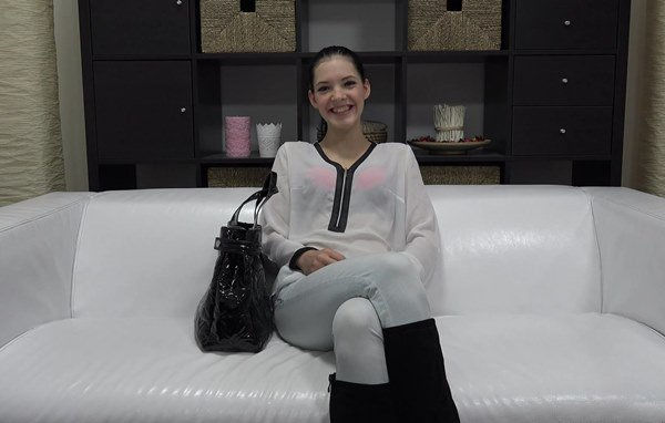 Миленькая девушка оказалась не такой и скромной на кастинге в адалт