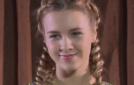 Целка с девственной плевой и волосатой киской мастурбирует перед камерой