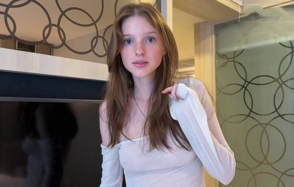 Няшная сестра зашла в момент когда её сводный брат с голым хуем игрался